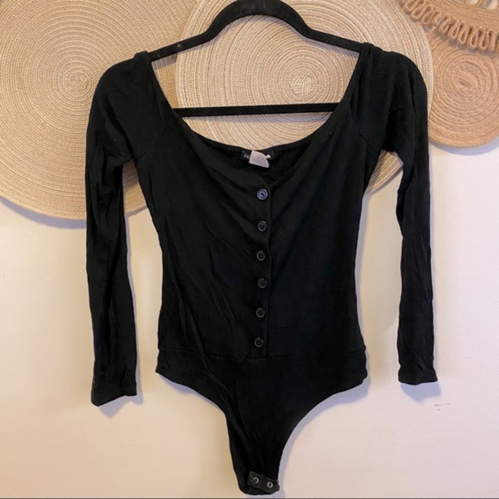 Fashion Nova womens long sleeve buttoned  snap button black bodysuit